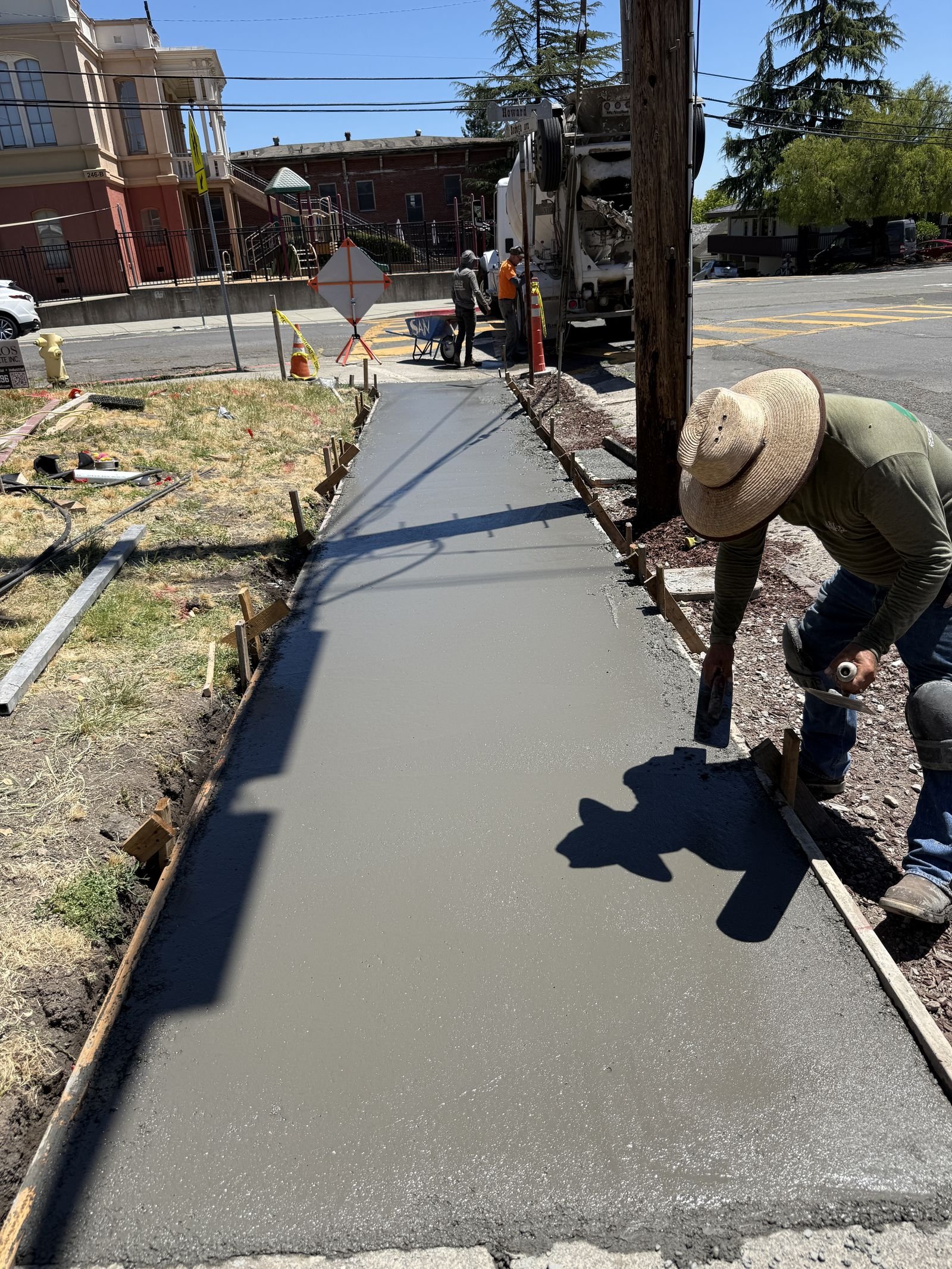 Sidewalk concrete pour